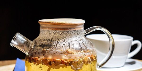 Čaj zelený s jazmínom v čajníku / Green tea with jasmin in a pot