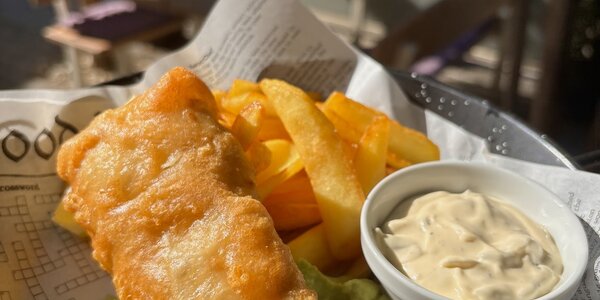 140G FISH & CHIPS - TRESKA, CITRÓNOVÉ HRANOLKY, HRÁŠKOVÉ PYRÉ, DOMÁCA TATARKA 