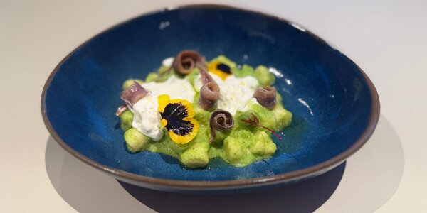 Gnocchetti con crema di broccoli, stracciatella e alici