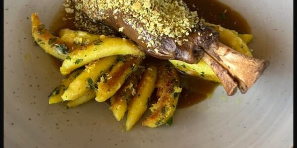 250g Brazírované jahňacie lýtko so zemiakovými šúľancami, mätovou omáčkou a pangritattou