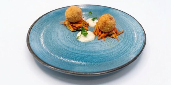 Polpette di baccalà con verdure e salsa tartara