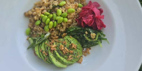250G POKÉ S AVOKÁDOM, RESTOVANOU RYŽOU, TERIYAKI A WAKAME ŠALÁTOM 