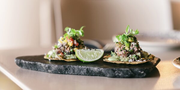 Taco de ternera con guacamole casero, pico de gallo, lima y salsa de jalapeño. 