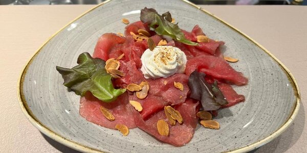 Carne salada con spuma di parmigiano