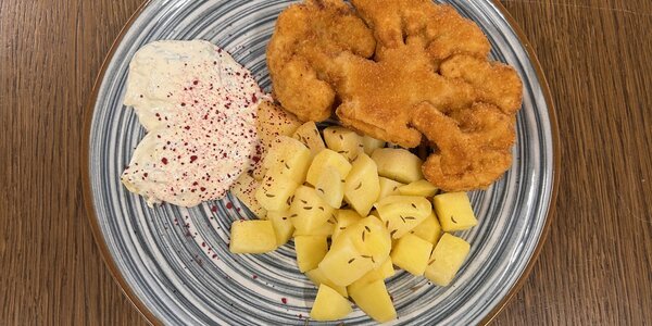 180g Vyprážaný karfiol s varenými zemiakmi a domácou tatárskou omáčkou 