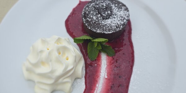 150G ČOKOLÁDOVÝ LAVA CAKE S LESNÝM OVOCÍM A ŠĽAHAČKOU  