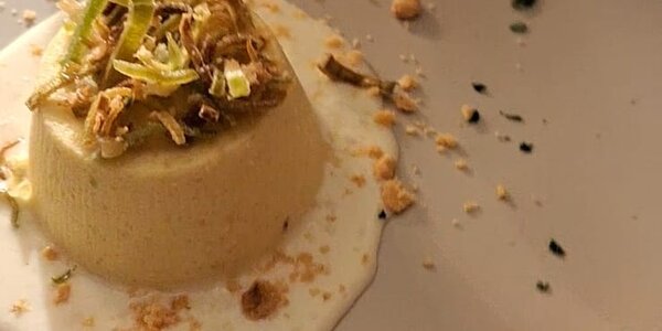 Flan di porri con fonduta al Castelmagno e crumble di nocciole Langhe