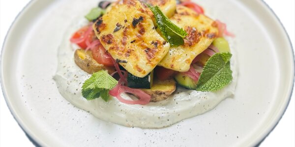 grilovaný halloumi syr s gréckym jogurtom, 