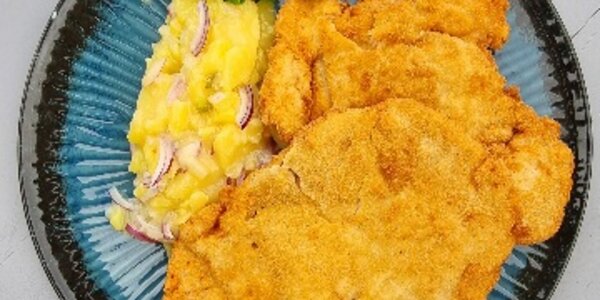 200G VYPRÁŽANÝ BRAVČOVÝ REZEŇ S DOMÁCIM ZEMIAKOVÝM ŠALÁTOM 