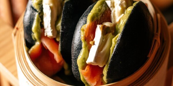 Black Bao Salmone e guacamole 