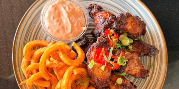 450g crispy chicken wings with curly potatoes