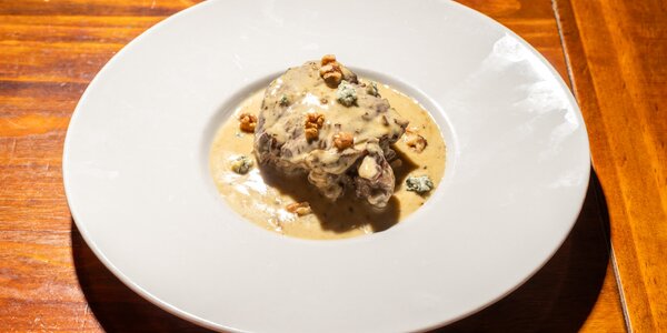 Filetto di manzo crema di gorgonzola e noci 