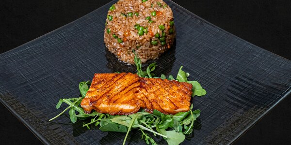 126 - Filetto di salmone alla griglia con salsa teriyaki e riso con verdure
