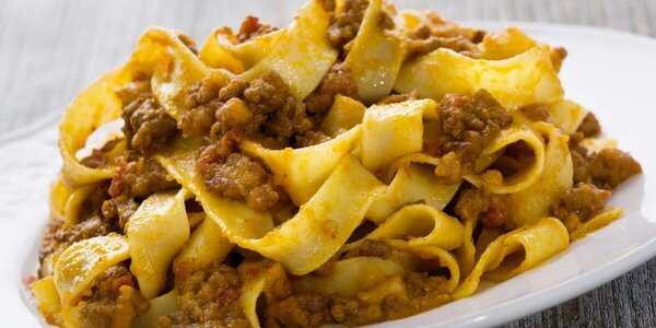 Tagliatelle all'uovo con ragù di lepre alla cacciatora con patè di olive Taggiasche