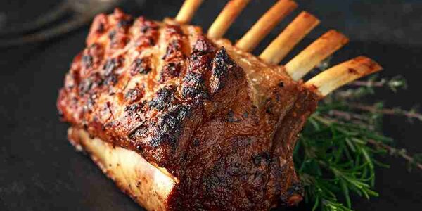 Costolette di agnello su fieno biologico, salsa ai frutti rossi e patate ripassate al burro